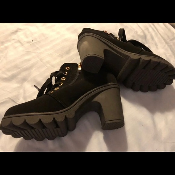 BOOTIES 7 ZIPPER FAUX SUEDE NWOT - Picture 2 of 2